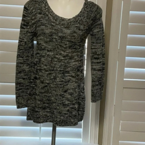 EUC  QUICKSILVER black and white sweater  Bust 34"  Size Small - Picture 1 of 5